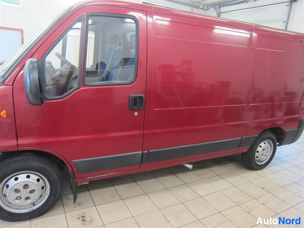 Punainen Fiat Ducato 2006, sivulta, kuva 3
