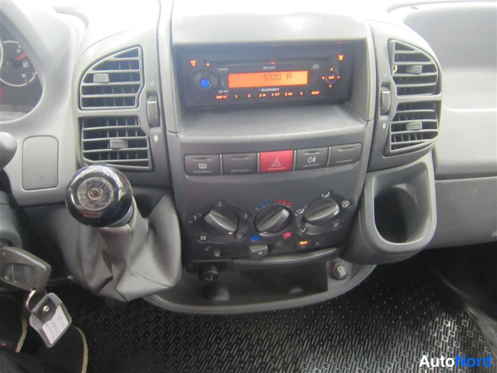 Punainen Fiat Ducato 2006, ohjaamo, kuva 8