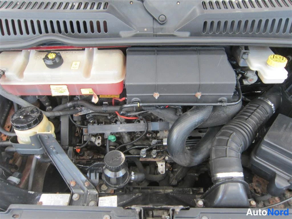 Punainen Fiat Ducato 2006, moottoritila, kuva 13