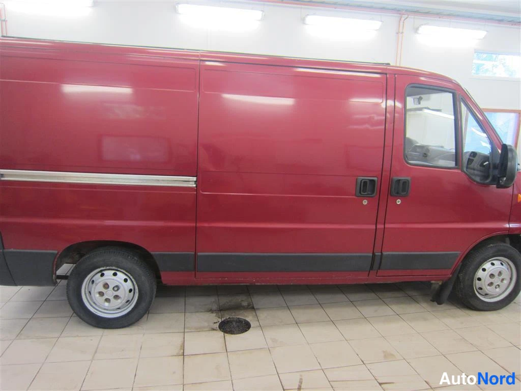 Punainen Fiat Ducato 2006, sivulta, kuva 4