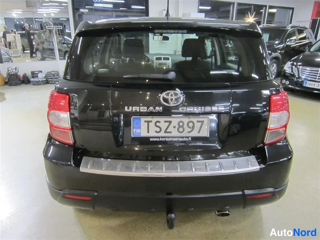 Musta Toyota Urban Cruiser 2010, takaa, kuva 8