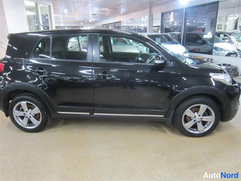 Musta Toyota Urban Cruiser 2010, sivulta, kuva 5