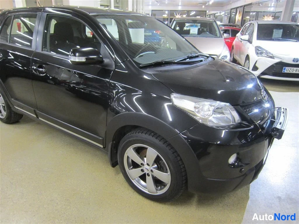 Musta Toyota Urban Cruiser 2010, etuviisto, keula oikealle, kuva 3