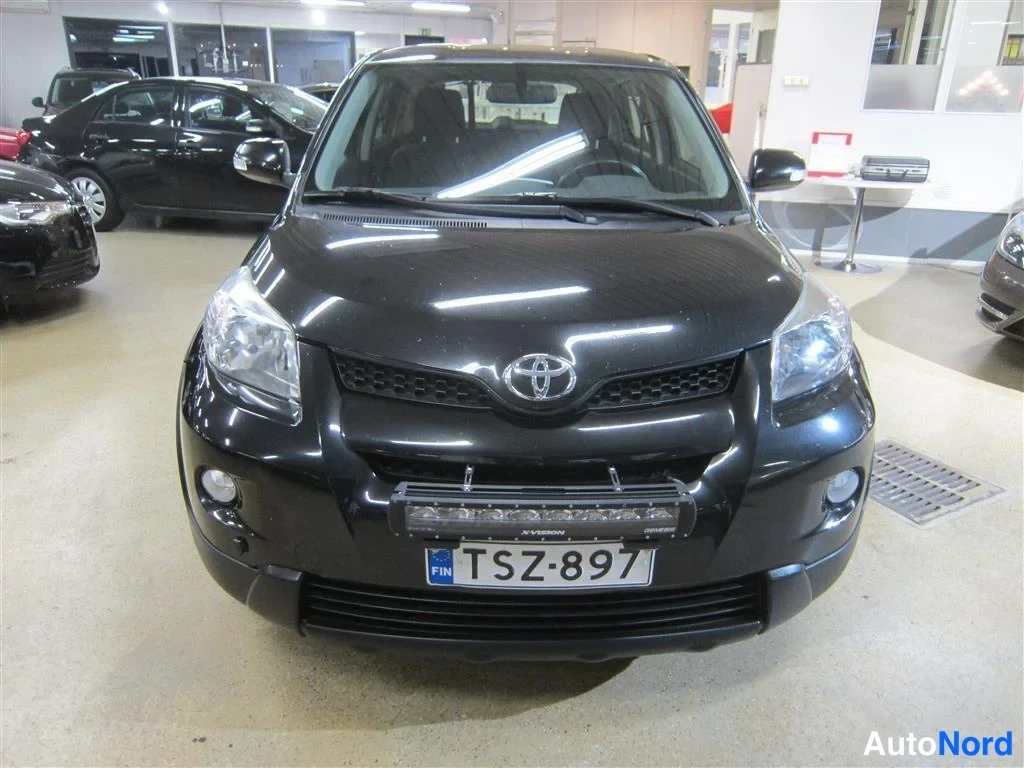Musta Toyota Urban Cruiser 2010, edestä, kuva 4