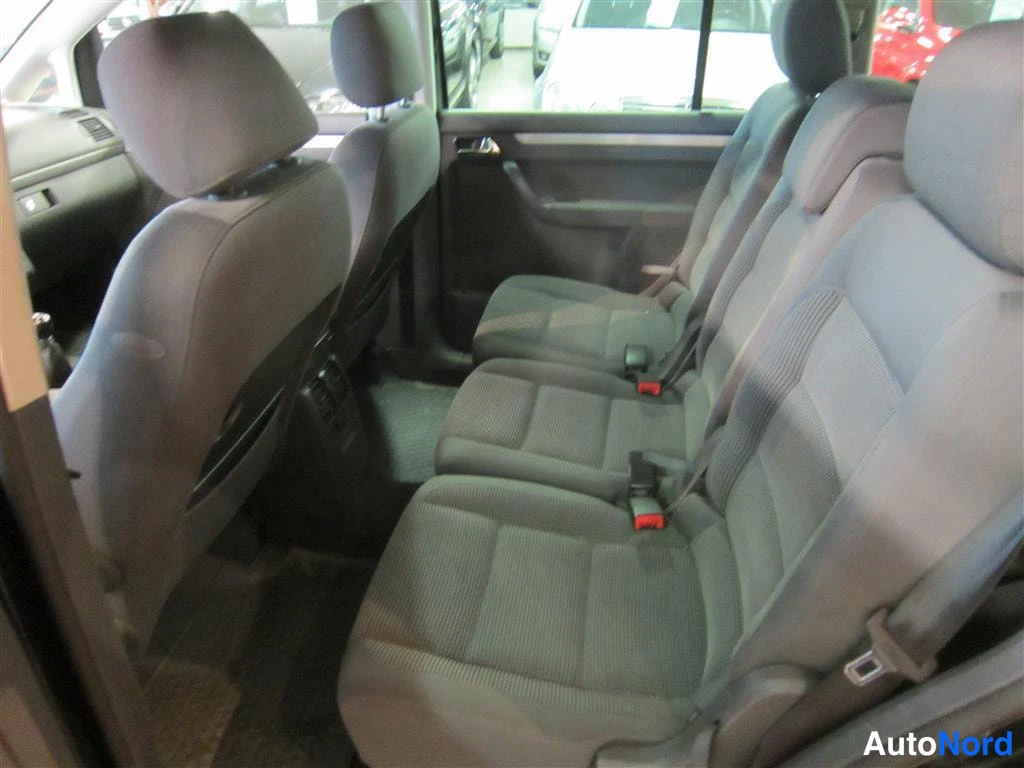 Vihreä Volkswagen Touran 2004, takaistuimet, kuva 8