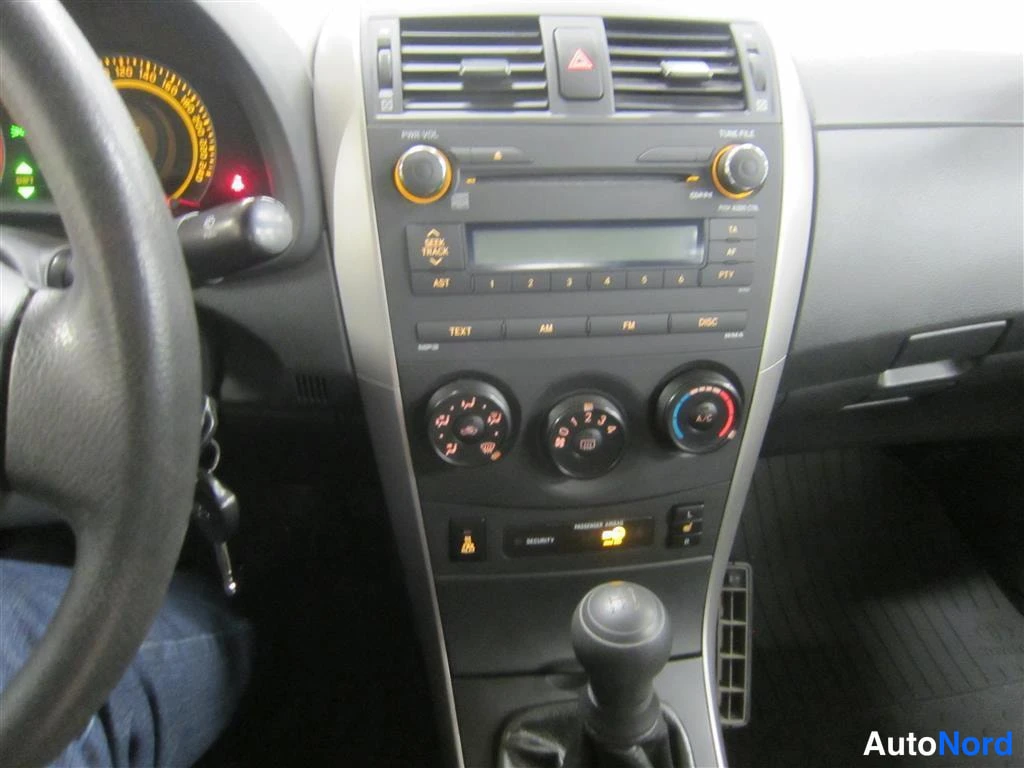 Harmaa Toyota Corolla 2008, yksityiskohta, kuva 17
