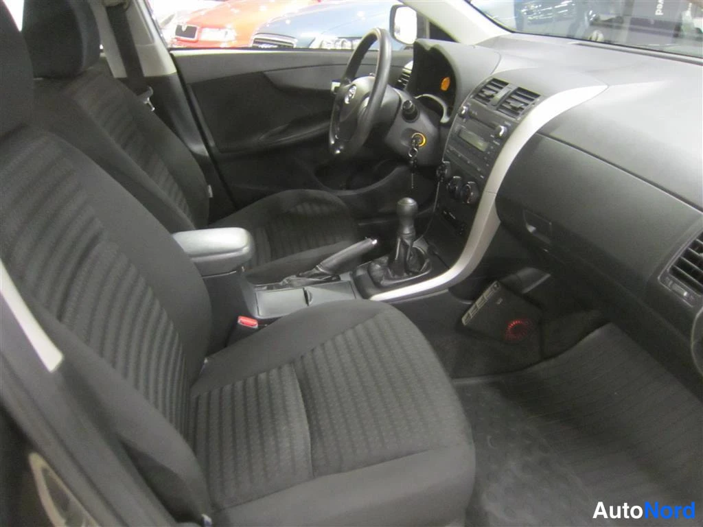 Harmaa Toyota Corolla 2008, ohjaamo, kuva 10