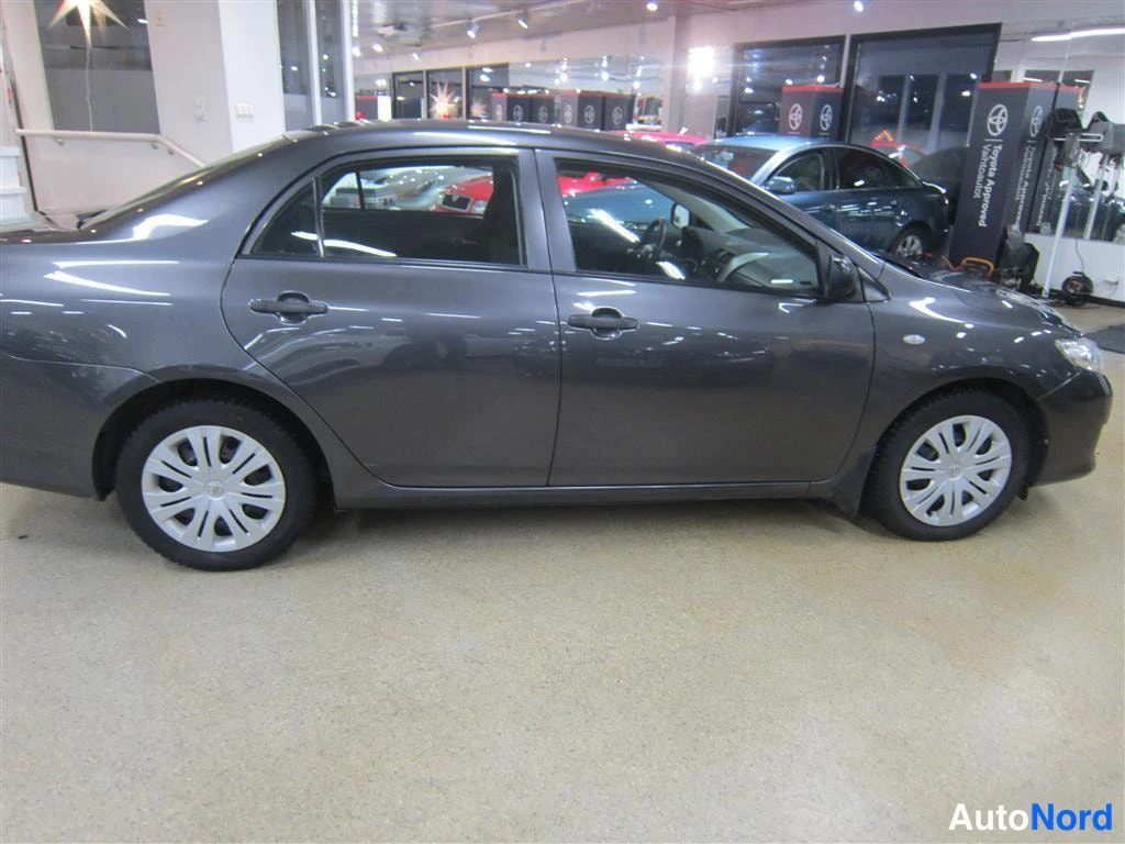 Harmaa Toyota Corolla 2008, etuviisto, keula oikealle, kuva 2