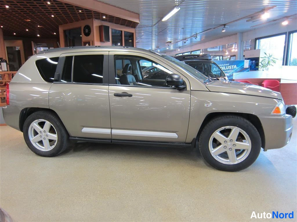 Beige Jeep Compass 2007, sivulta, kuva 3