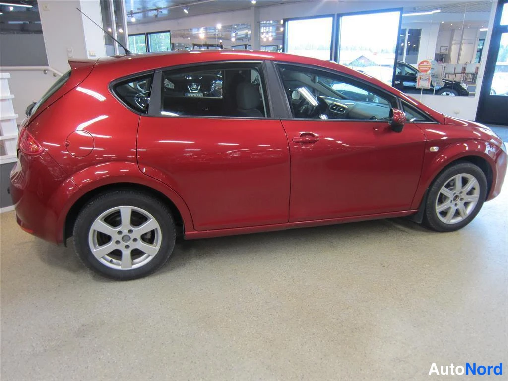 Punainen Seat Leon 2006, sivulta, kuva 4