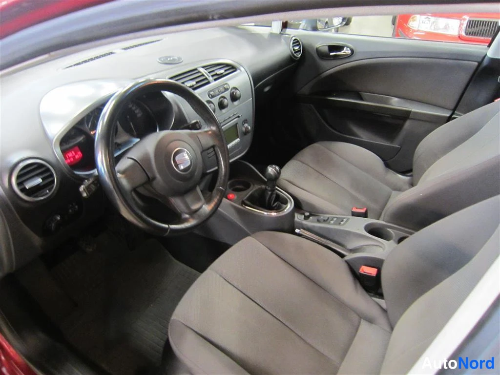 Punainen Seat Leon 2006, ohjaamo, kuva 6