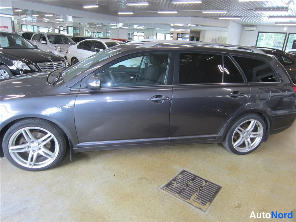 Harmaa Toyota Avensis 2006, sivulta, kuva 5