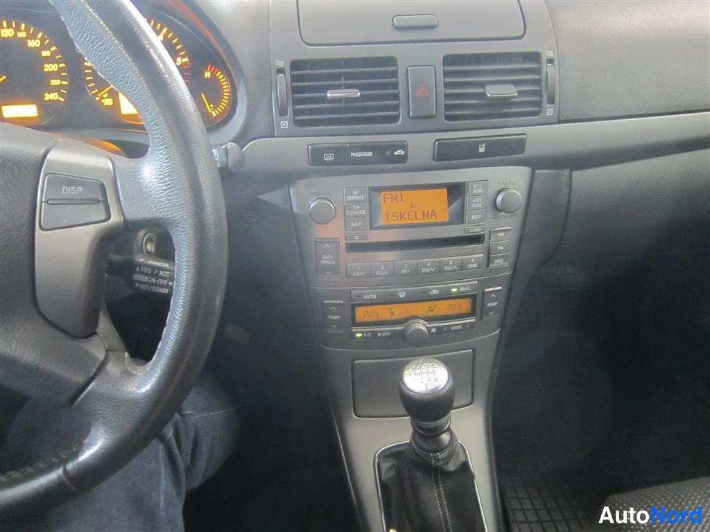 Harmaa Toyota Avensis 2006, yksityiskohta, kuva 17