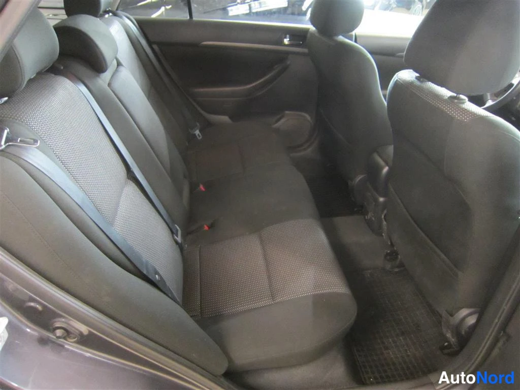 Harmaa Toyota Avensis 2006, takaistuimet, kuva 12