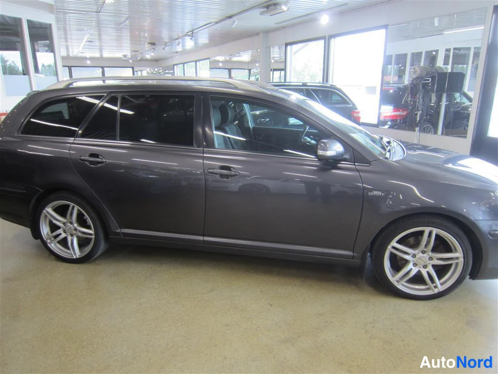 Harmaa Toyota Avensis 2006, sivulta, kuva 4