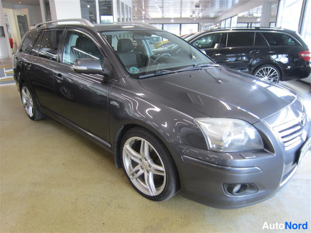 Harmaa Toyota Avensis 2006, etuviisto, keula oikealle, kuva 2