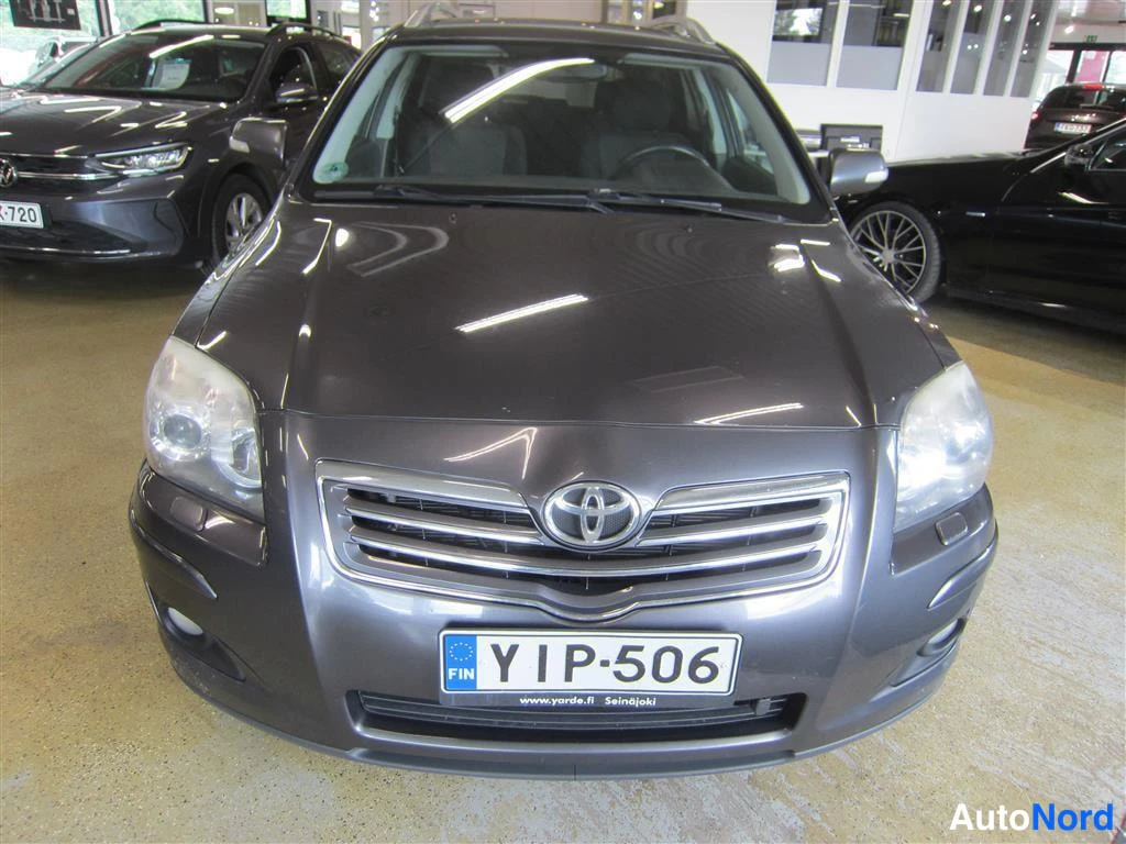 Harmaa Toyota Avensis 2006, edestä, kuva 3