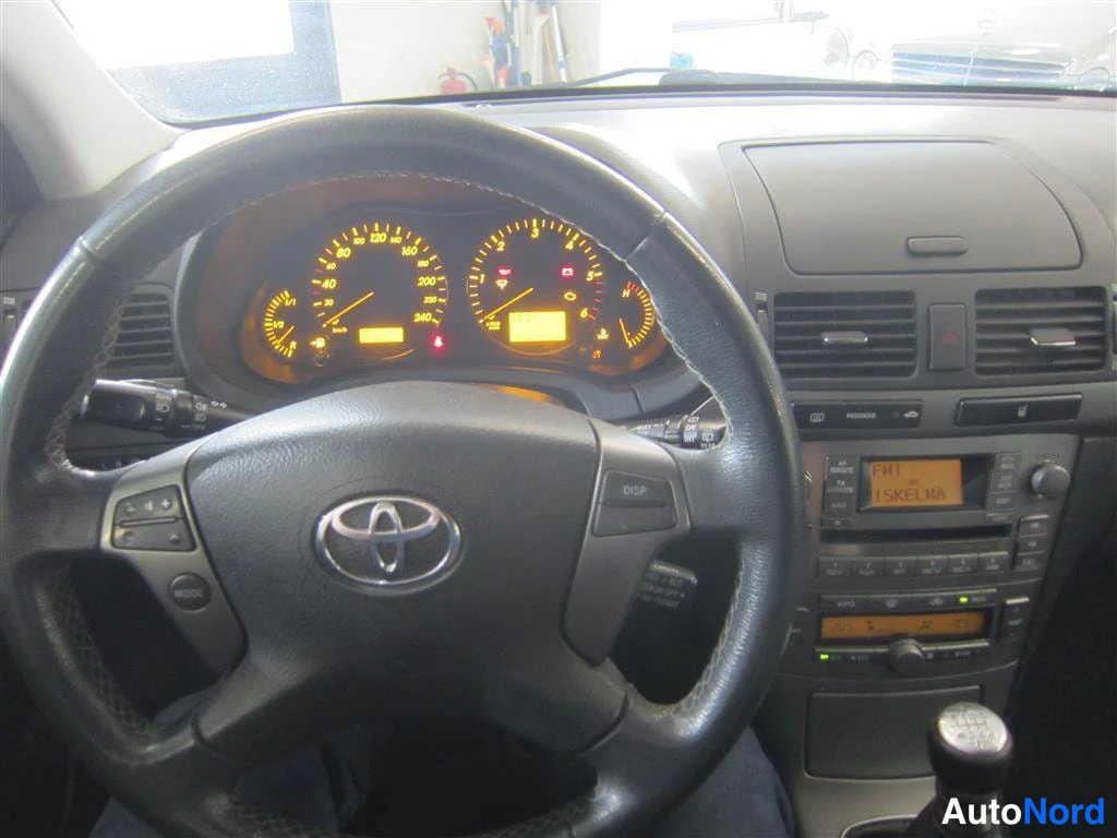 Harmaa Toyota Avensis 2006, yksityiskohta, kuva 15