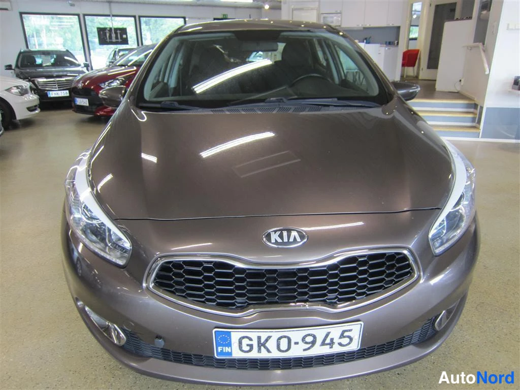 Beige Kia Ceed 2012, edestä, kuva 5
