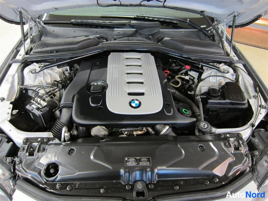 Harmaa BMW 530d 2004, moottoritila, kuva 10