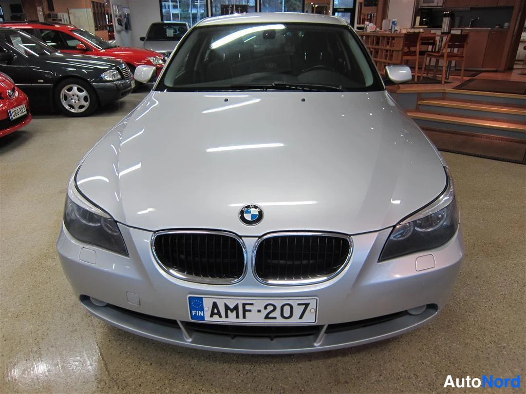 Harmaa BMW 530d 2004, edestä, kuva 3