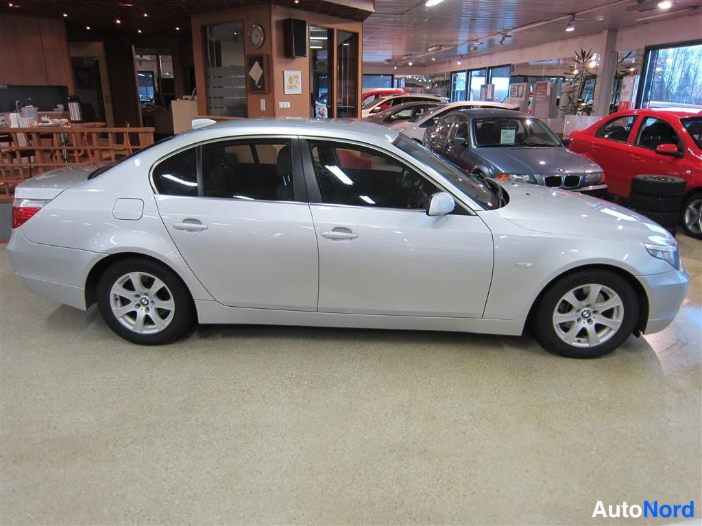 Harmaa BMW 530d 2004, sivulta, kuva 4