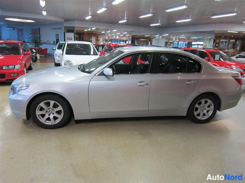 Harmaa BMW 530d 2004, etuviisto, keula vasemmalle, kuva 2
