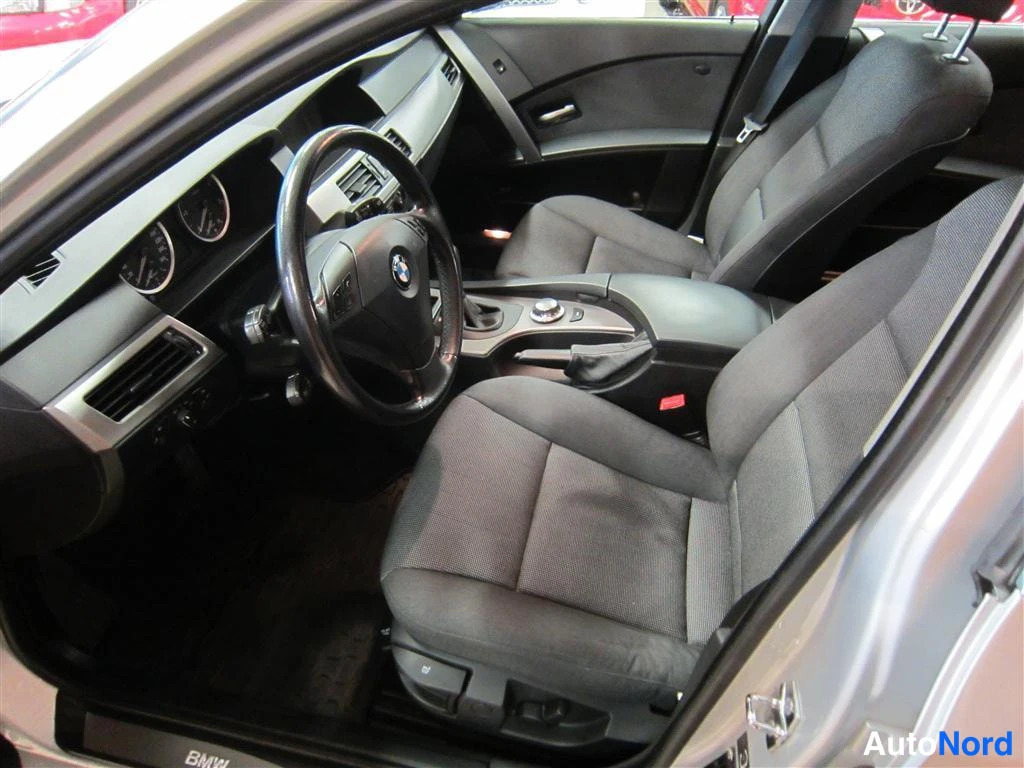Harmaa BMW 530d 2004, ohjaamo, kuva 6
