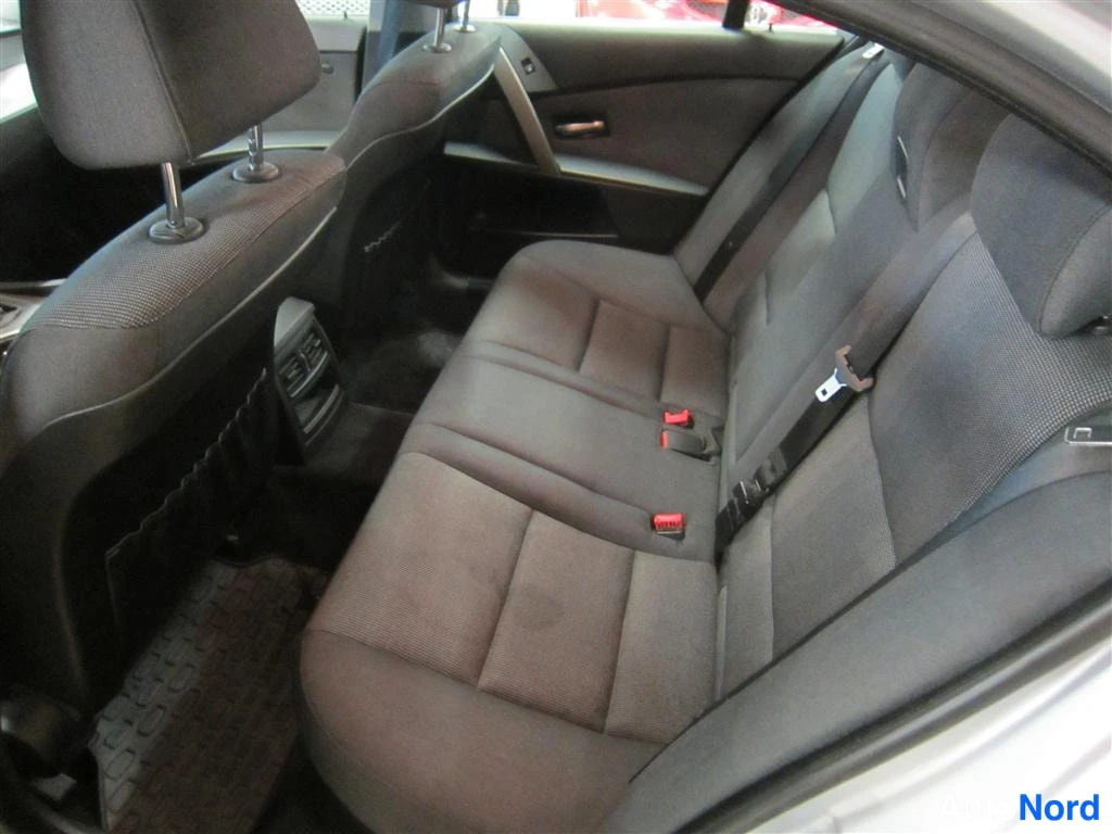 Harmaa BMW 530d 2004, takaistuimet, kuva 8