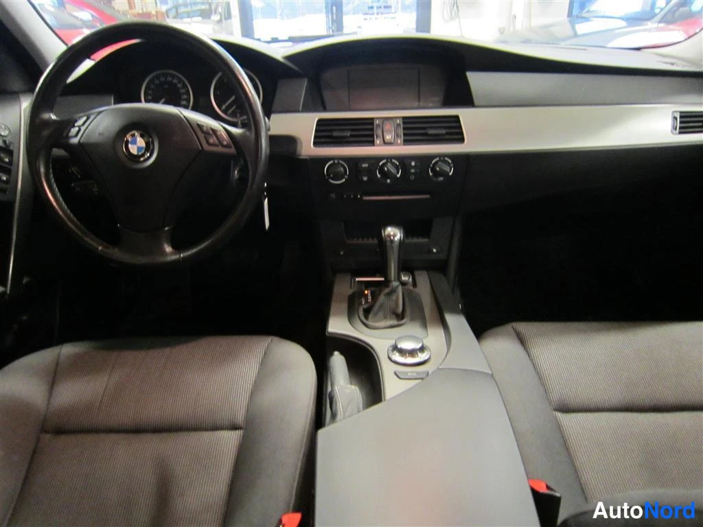 Harmaa BMW 530d 2004, ohjaamo, kuva 7