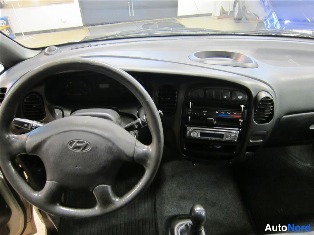 Ruskea Hyundai H1 Van 2005, ohjaamo, kuva 7
