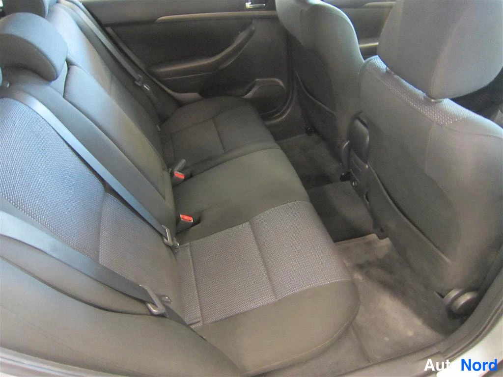 Hopea Toyota Avensis 2007, takaistuimet, kuva 10