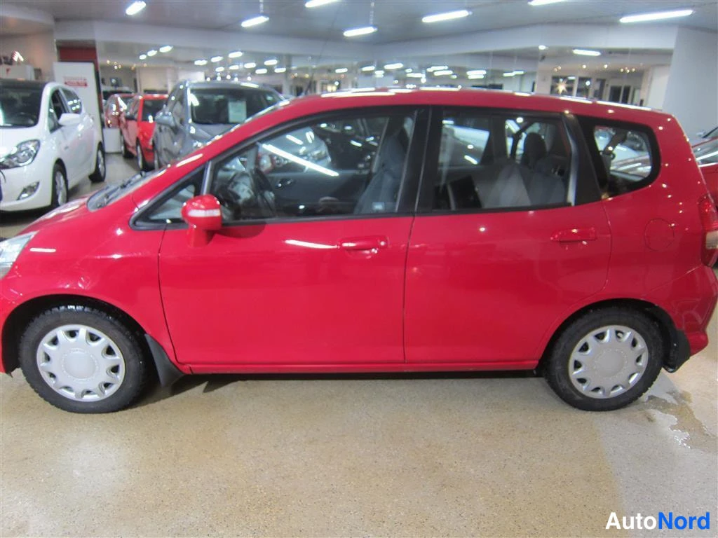 Punainen Honda Jazz 2008, sivulta, kuva 4