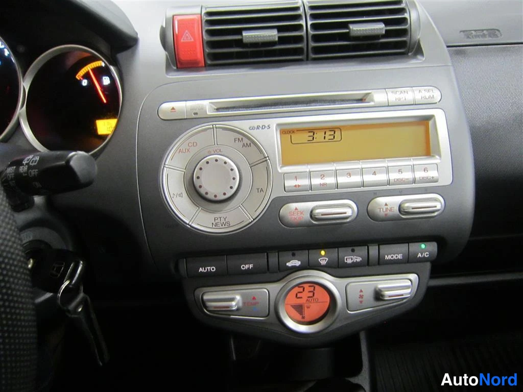 Punainen Honda Jazz 2008, yksityiskohta, kuva 17