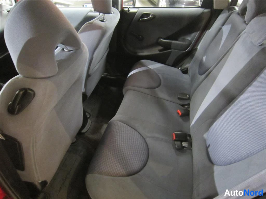 Punainen Honda Jazz 2008, takaistuimet, kuva 11
