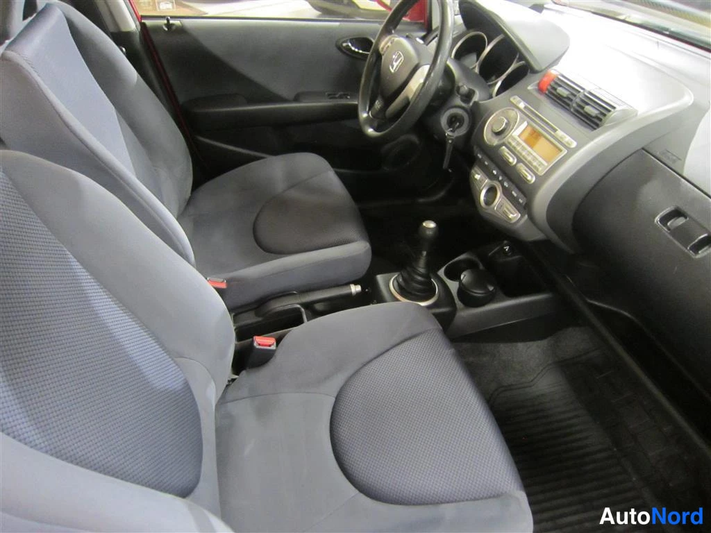 Punainen Honda Jazz 2008, ohjaamo, kuva 9