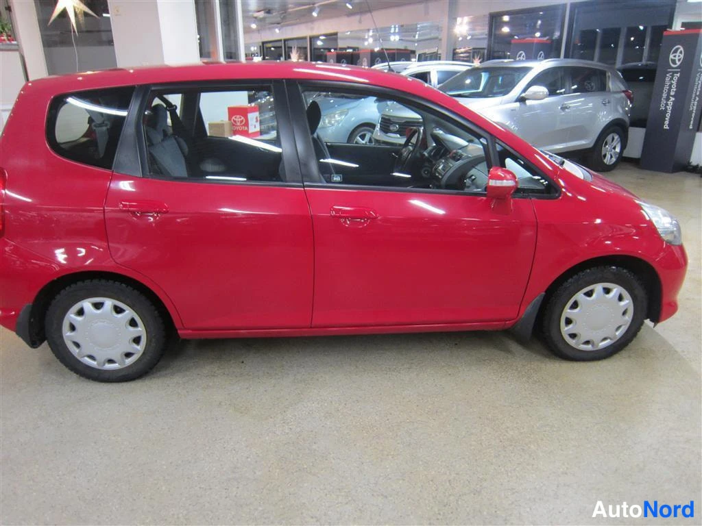 Punainen Honda Jazz 2008, sivulta, kuva 5