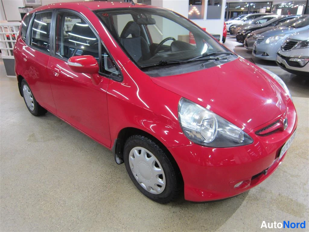 Punainen Honda Jazz 2008, etuviisto, keula oikealle, kuva 2