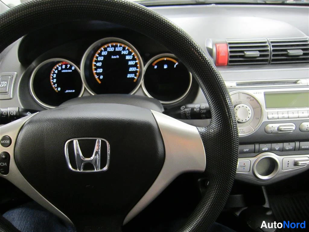 Punainen Honda Jazz 2008, yksityiskohta, kuva 15