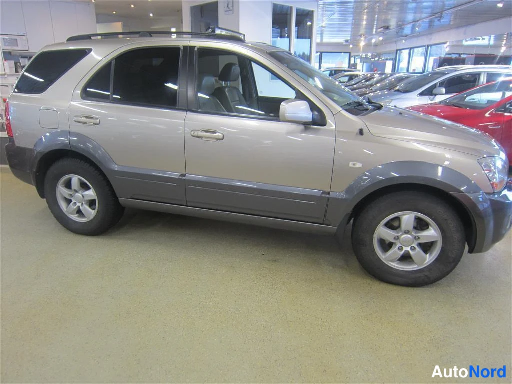 Valkoinen Kia Sorento 2008, etuviisto, keula oikealle, kuva 2