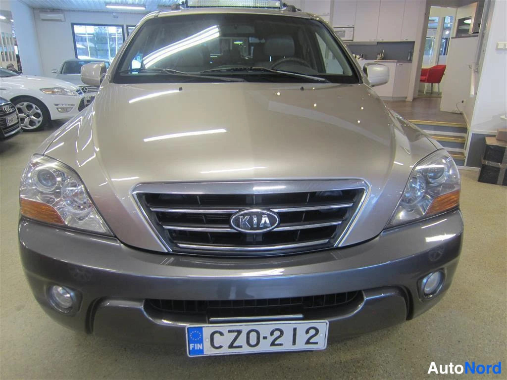 Valkoinen Kia Sorento 2008, edestä, kuva 4