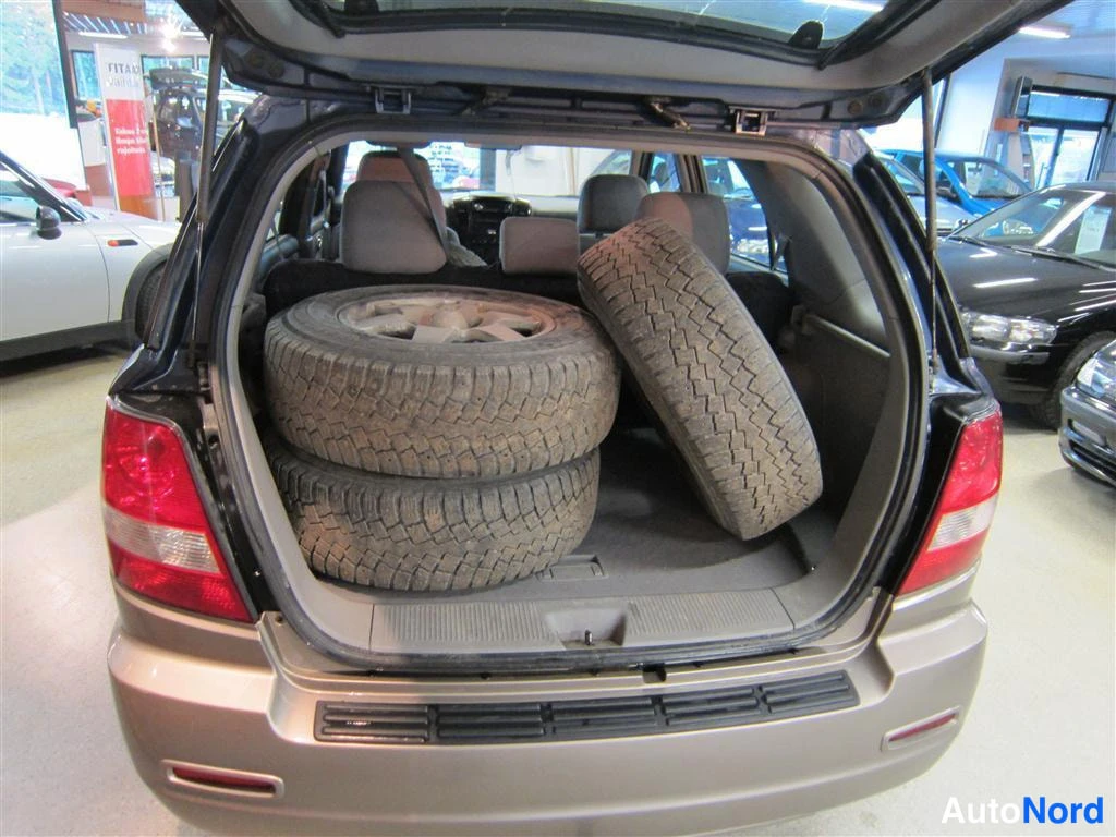 Sininen Kia Sorento 2005, tavaratila, kuva 8