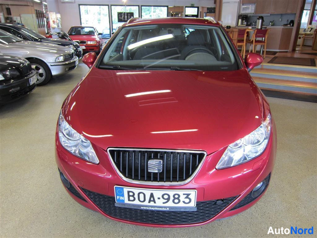 Punainen Seat Ibiza 2010, edestä, kuva 3