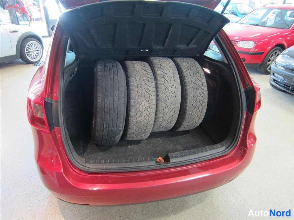 Punainen Seat Ibiza 2010, tavaratila, kuva 10