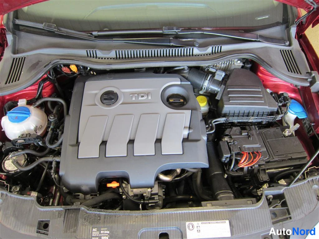 Punainen Seat Ibiza 2010, moottoritila, kuva 11