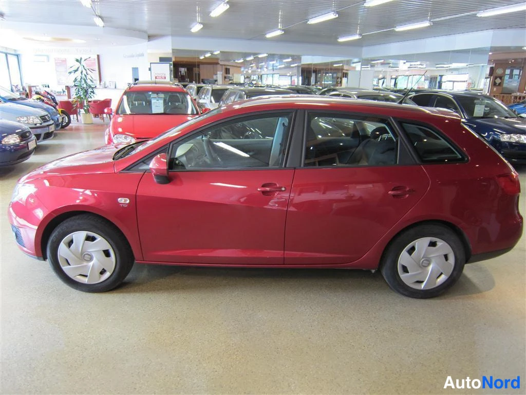 Punainen Seat Ibiza 2010, etuviisto, keula vasemmalle, kuva 2