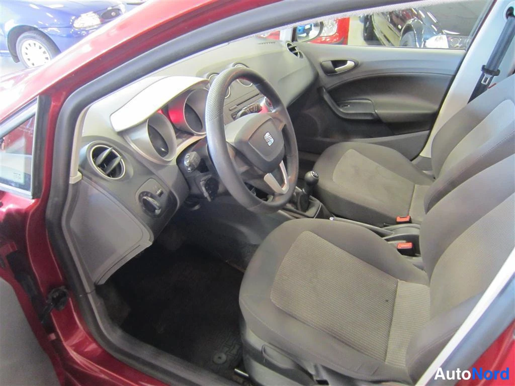 Punainen Seat Ibiza 2010, ohjaamo, kuva 6