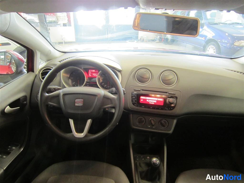 Punainen Seat Ibiza 2010, ohjaamo, kuva 7