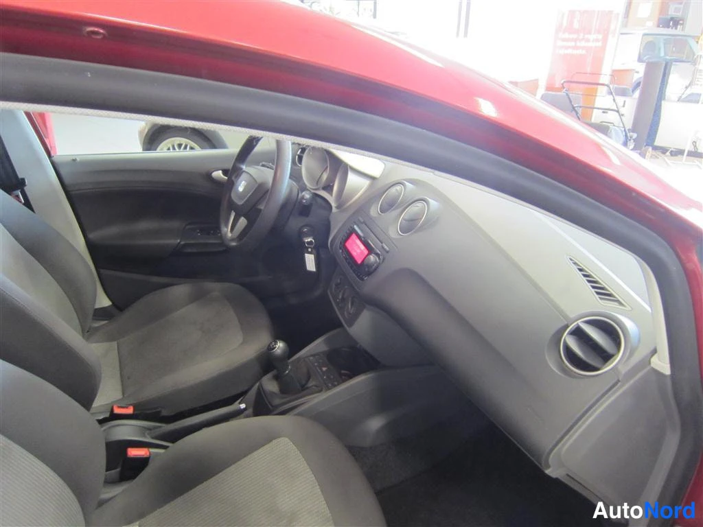 Punainen Seat Ibiza 2010, ohjaamo, kuva 8