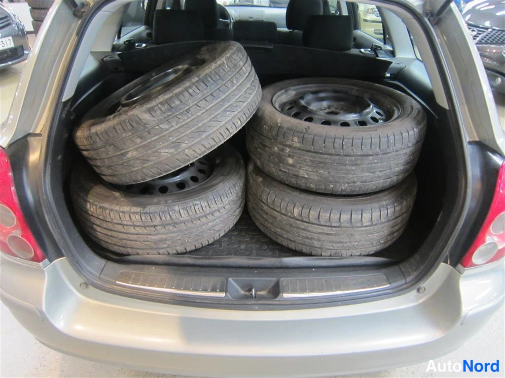 Vihreä Toyota Avensis 2008, tavaratila, kuva 10